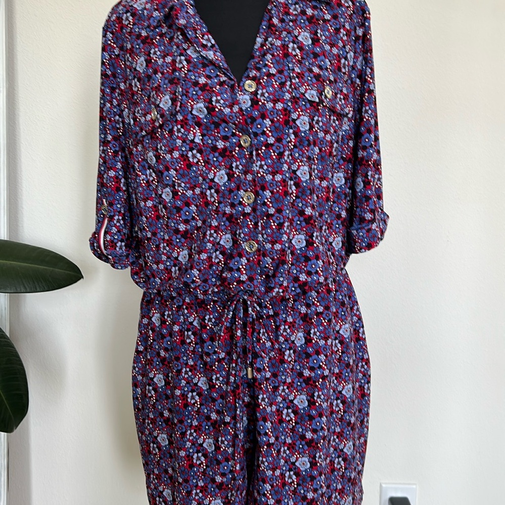 TOMMY HILFIGER short romper with adjustable waist and button details. - Picture 1 of 15